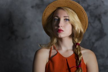 şapkalı sarışın kız