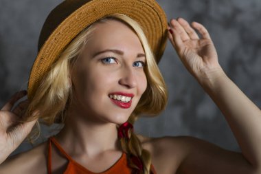 şapkalı sarışın kız