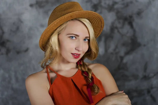 Chica rubia en sombrero — Foto de Stock