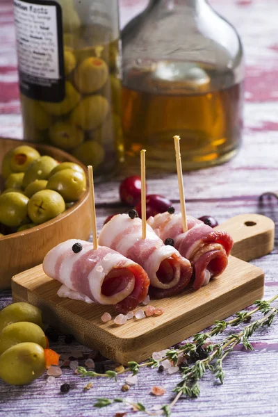 Bacon and olives, delicious slices — Stock Photo, Image