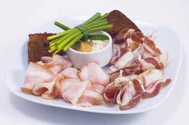 pastırma soğan ve ekmek, lezzetli dilimler.