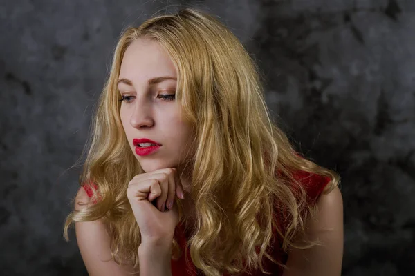 Retrato de chica rubia en vestido rojo — Foto de Stock