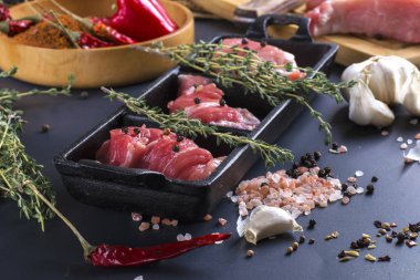 Tavada baharatlı taze et.