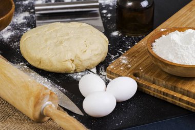 Siyah masada çörek pişirmek için gerekli malzemeler