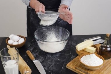 Şef çörekler için hamur hazırlar.