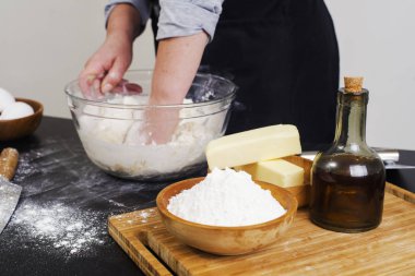 Şef çörekler için hamur hazırlar.