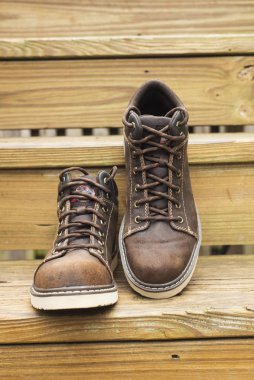 Merdivenlerde sağlam ayakkabılar.