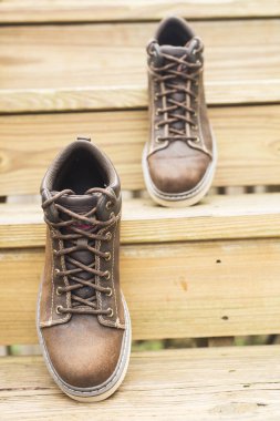 Merdivenlerde sağlam ayakkabılar.