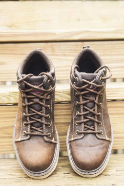 Merdivenlerde sağlam ayakkabılar.