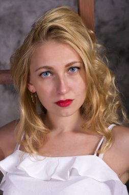 Genç sarışın gülümseyerek