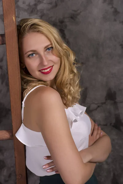 Улыбающаяся молодая блондинка — стоковое фото