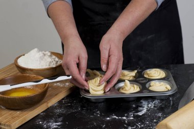 Elleri pişir, kek yap.