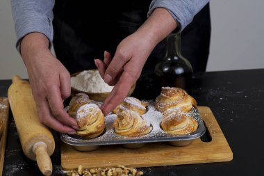 Elleri pişir, kek yap.