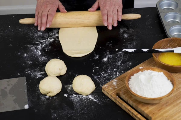 Cucinare le mani preparare muffin — Foto Stock