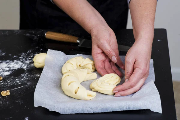 Cozinhar as mãos preparar muffin — Fotografia de Stock