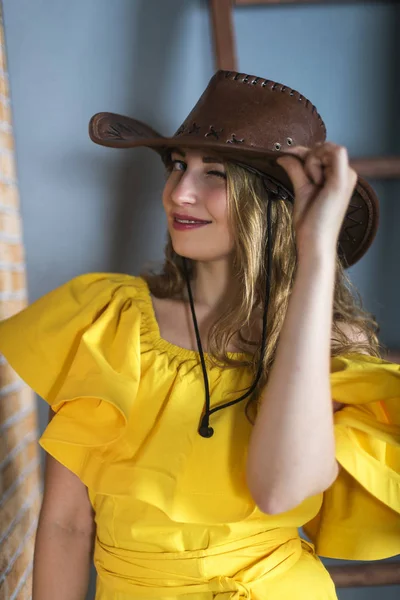 Милая девушка в ковбойской шляпе — стоковое фото