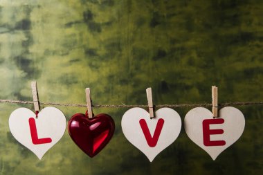 Sevgililer günü kalpleri ipte