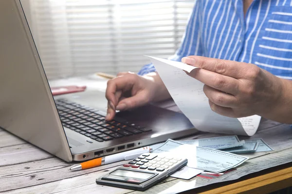 Hands using computer — Stock Photo, Image