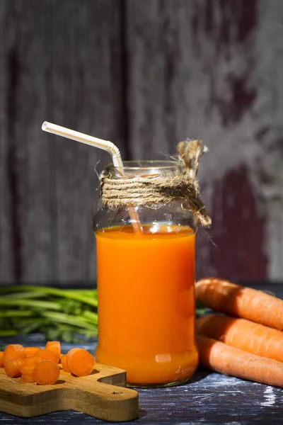 新鲜的胡萝卜汁和胡萝卜 — 图库照片