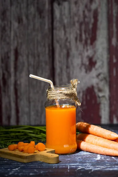 Fresh carrot juice and carrots — Stock Photo, Image