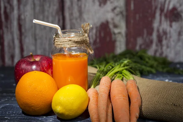 Morotsjuice, äpplen och apelsin — Stockfoto