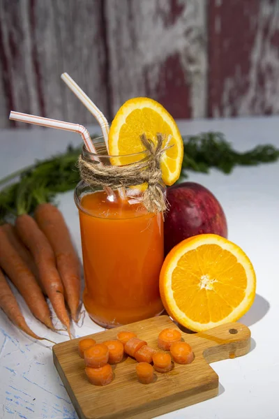 Jus de carotte, pommes et orange — Photo