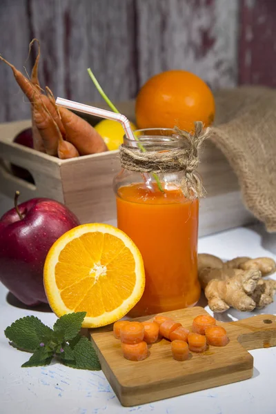 Morotsjuice, äpplen och apelsin — Stockfoto
