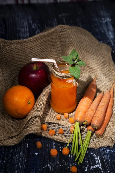 Morotsjuice, äpplen och apelsin — Stockfoto