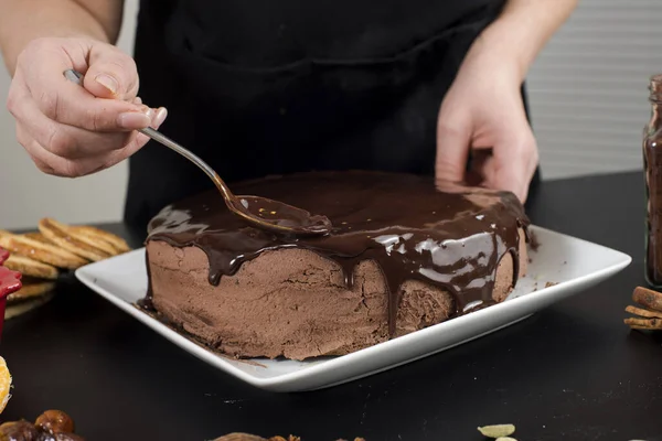 Cream on chocolate cake — Stock Photo, Image