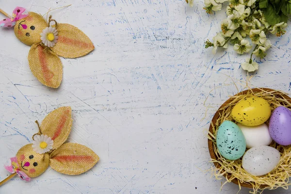 Nido con uova di Pasqua su sfondo bianco — Foto Stock