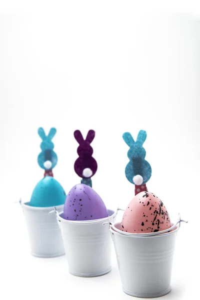 Beyaz Arka Planda Farklı Renklerde Paskalya Yumurtası Tavşanları Izole Edilmiş — Stok fotoğraf
