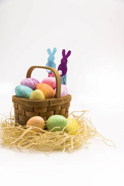 Beyaz Arka Planda Sepetteki Paskalya Yumurtaları — Stok fotoğraf