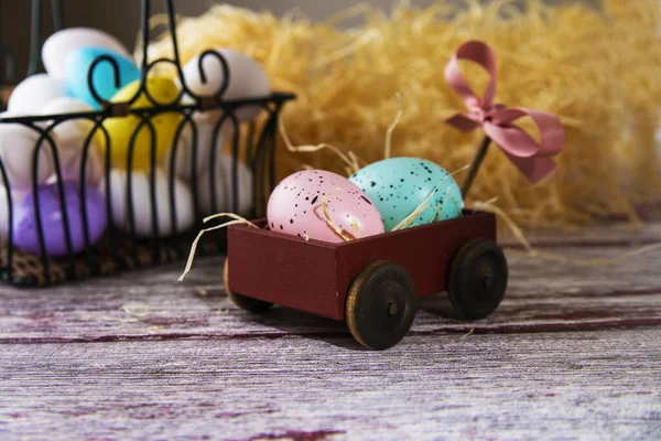 Arka Planda Saman Üstünde Paskalya Yumurtası Olan Bir Araba — Stok fotoğraf