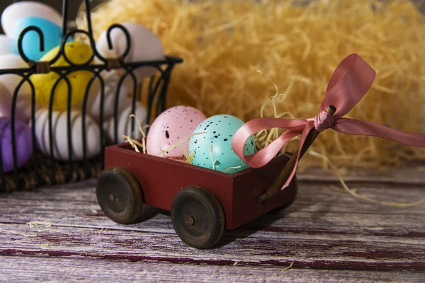 Carrello Con Uova Pasqua Fondo Paglia Primo Piano — Foto Stock