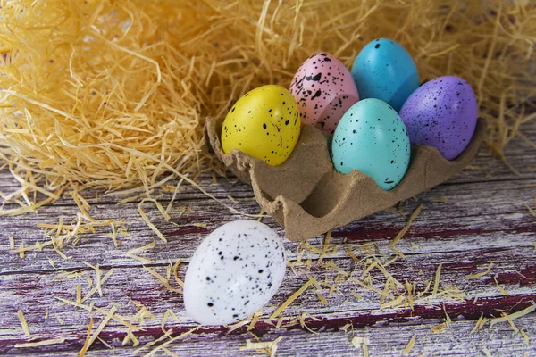 Paskalya Yumurtaları Saman Arka Plan Üzerinde — Stok fotoğraf
