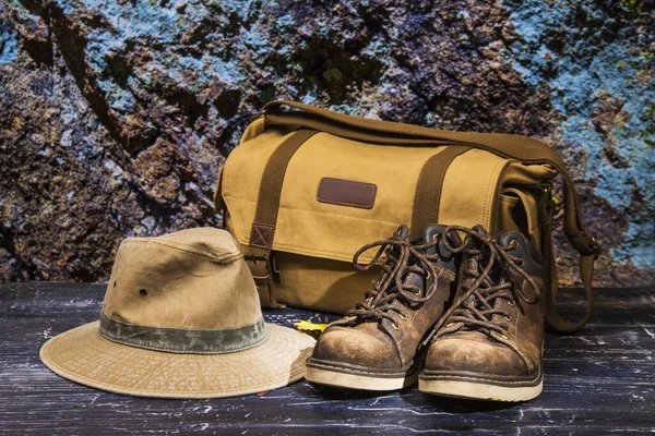 Viejo Bolso Zapatos Cuero Sombrero Contra Una Pared Piedra —  Fotos de Stock