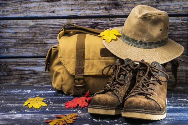 Viejo Bolso Zapatos Cuero Sombrero Contra Una Pared Madera — Foto de Stock