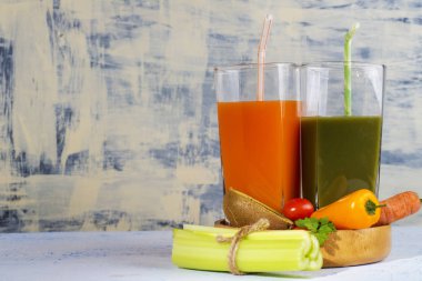 Sebzeli meyve püresi. Bardakta, masada malzemeler var.