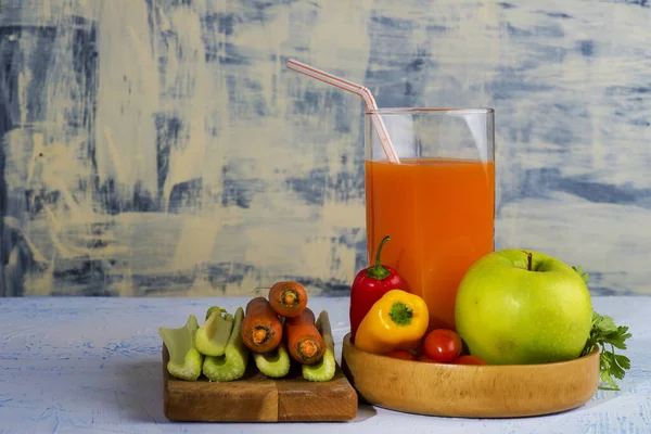 Batido Frutas Vegetales Vaso Con Ingredientes Sobre Mesa —  Fotos de Stock