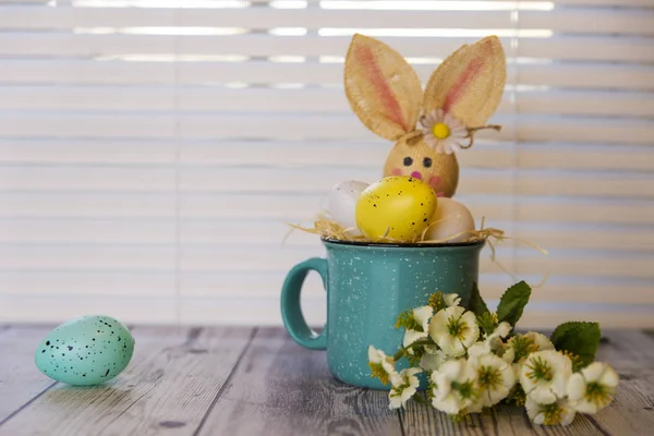 Uova Pasqua Una Tazza Fiori — Foto Stock