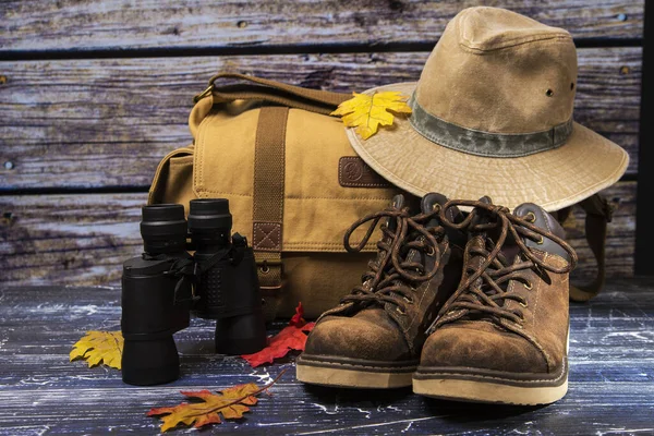 Bolsa Excursionista Botas Sombrero Binoculares Sobre Fondo Madera — Foto de Stock