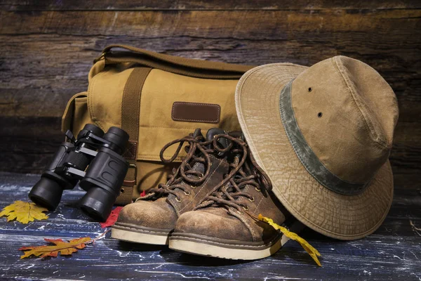 Bolsa Excursionista Botas Sombrero Binoculares Sobre Fondo Madera — Foto de Stock