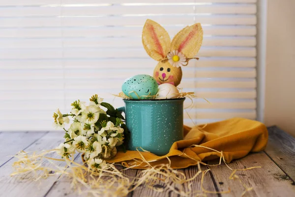 Uova Pasqua Una Tazza Fiori — Foto Stock