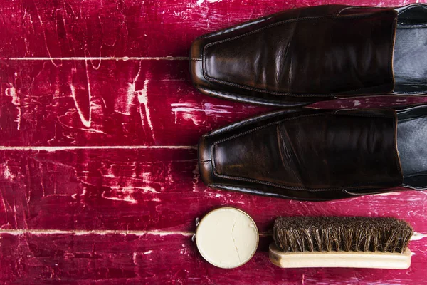 Schuhe Pinsel Und Creme Auf Dem Hintergrund Blick Von Oben — Stockfoto