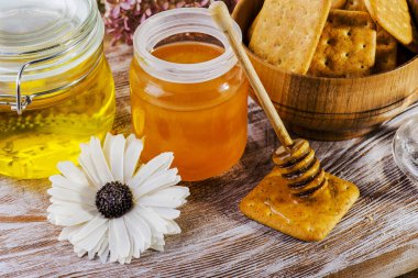 Kurabiye ve çiçeklerle ahşap bir masada bal kokusu alıyorum.