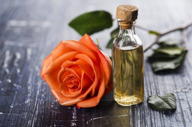 Çiçek arkaplanındaki yağ pozu