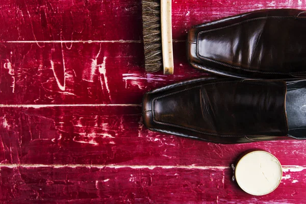 Schuhe Pinsel Und Creme Auf Dem Hintergrund Blick Von Oben — Stockfoto