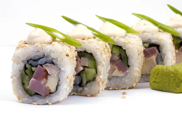 Sushi Rolos Fundo Branco Close — Fotografia de Stock