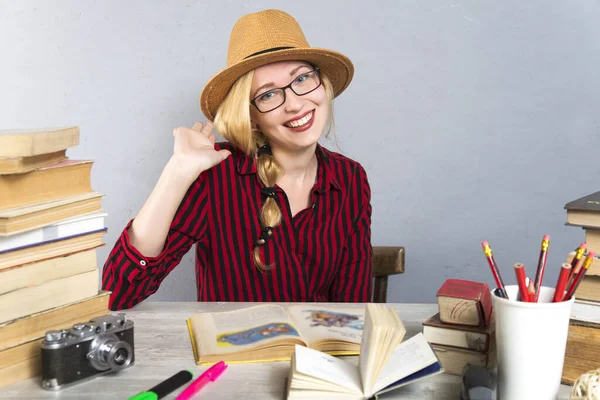 Menina Inteligente Chapéu Entre Livros — Fotografia de Stock