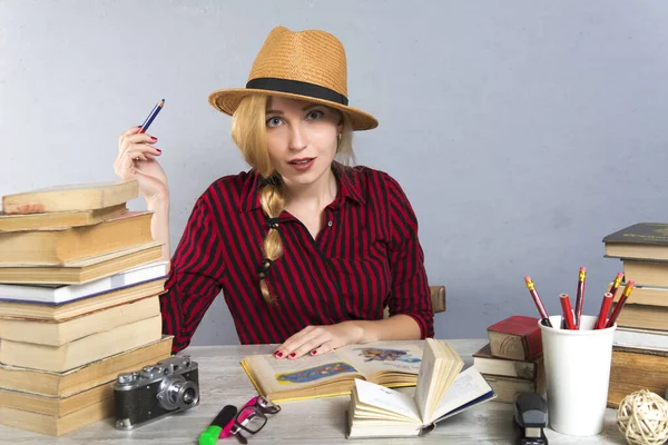 Menina Chapéu Entre Livros — Fotografia de Stock